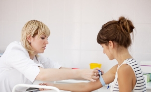 בדיקת דם (צילום: Iakov Filimonov, Shutterstock)
