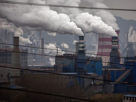 עשן ממפעל פלדה בסין (צילום: Kevin Frayer, GettyImages IL)