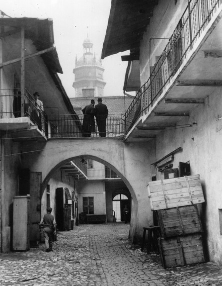 חצר בעיר העתיקה בוורשה, 1938 (צילום: Keystone Features, GettyImages IL)