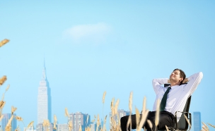 איש עסקים יושב בשמש (אילוסטרציה: Shutterstock)