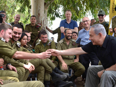 נתניהו בסיור, אתמול (צילום: עמוס בן גרשום, לע