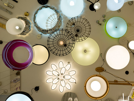 עיצובים בולטים של גופי תאורה צמודי תקרה (צילום: גדעון לוין)