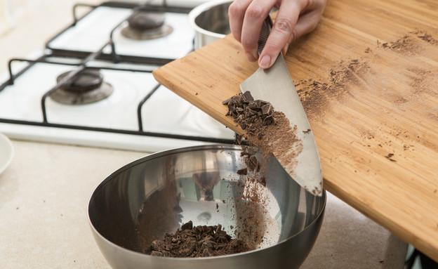 קאפקייקס בנופי - מעבירים את השוקולד הקצוץ לקערה