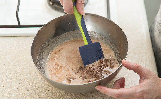 קאפקייקס בנופי - מערבבים את קרם השוקולד והקוקוס