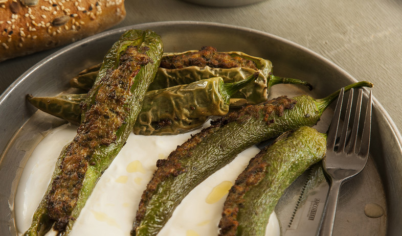 פלפלים חריפים ממולאים  (צילום: אפיק גבאי, mako אוכל)