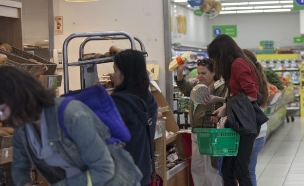 אנשים קונים מצרכי מזון (צילום: עופר וקנין, TheMarker)