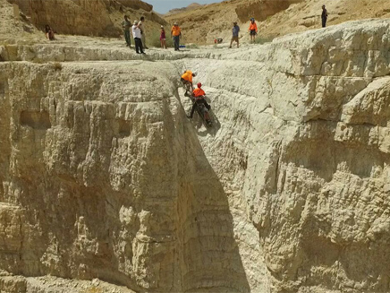 צעיר שרצה להצטלם נפל לתהום