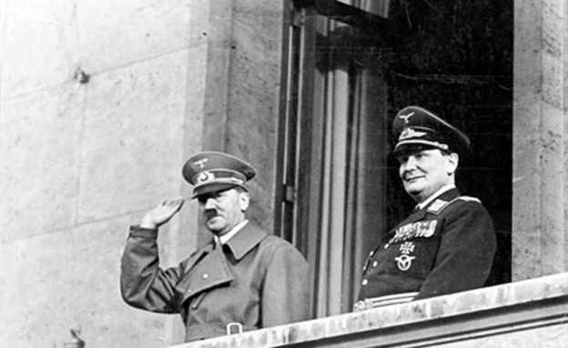 התאבד בתאו. גרינג (מימין, לצד היטלר) (צילום: Bundesarchiv)