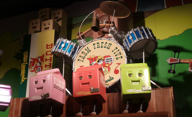 להקת קרטוני החלב בסופרמרקט Stew Leonard's (צילום: k.steudel, flickr)
