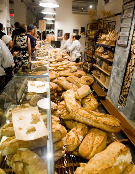 אנשים עומדים בתור ללחם בסניף Eataly בניו יורק (צילום: ap)