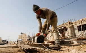 עובדים זרים ופלסטינים בקבוצת סיכון (צילום: פלאש 90, עבד רחמים קטיב)