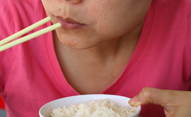אוכלת אורז (צילום: BK0808, Shutterstock)