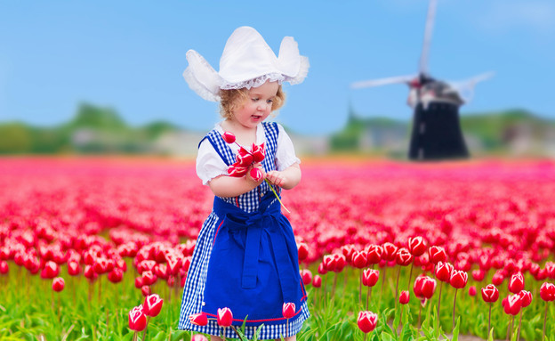 ילדה בשדה פרחים אמסטרדם ארקיע (צילום: Shutterstock)