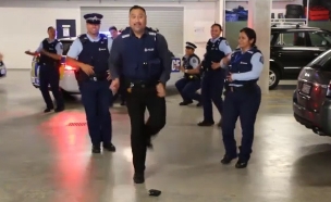 שוטרים רוקדים (צילום: חדשות 2)