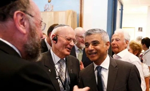 סדיק חאן בטקס יום השואה עם הרב הראשי הבריטי (צילום: רויוטרס)