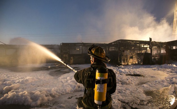 שריפה בחניון של חברת דן (צילום: דודו בכר, TheMarker)