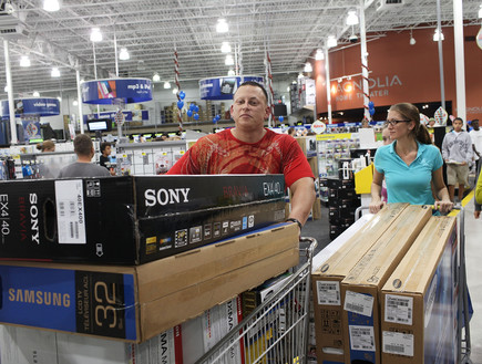 קונים בחנות best buy בפלורידה במהלך בלאק פרידיי (צילום: Spencer Platt, GettyImages IL)