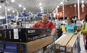 קונים בחנות best buy בפלורידה במהלך בלאק פרידיי (צילום: Spencer Platt, GettyImages IL)