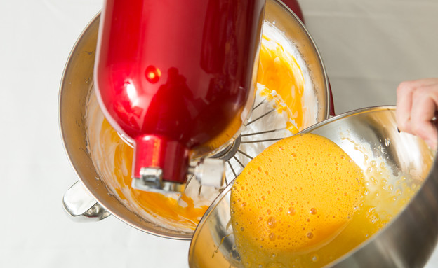 טורפים חלמונים ומוסיפים לתערובת טורפים חלמונים ומוסיפים לתערובת