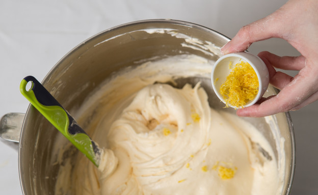 מוסיפים גרדת לימון ומערבבים מוסיפים גרדת לימון ומערבבים