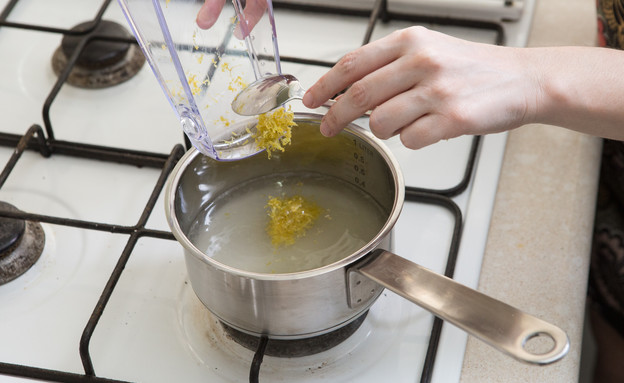 מרתיחים את כל מרכיבי הסירופ בסיר מרתיחים את כל מרכיבי הסירופ בסיר