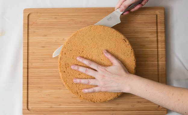 חותכים את העוגה האפויה לשכבות חותכים את העוגה האפויה לשכבות