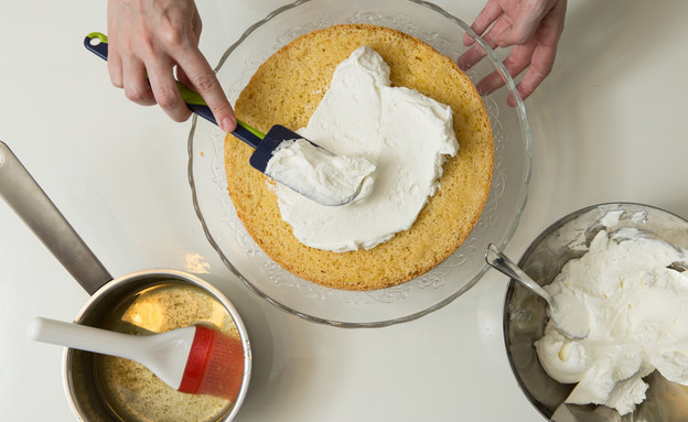 מרטיבים על שכבה בסירופ ומורחים קרם מרטיבים על שכבה בסירופ ומורחים קרם