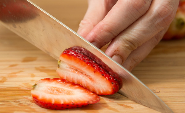 פורסים את התותים לפרוסות יפות פורסים את התותים לפרוסות יפות