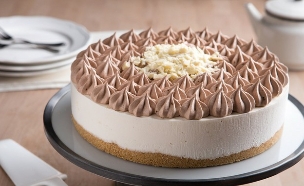 עוגת גבינה קרה עם קרם קפה ושוקולד לבן (צילום: דרור עינב, mako אוכל)