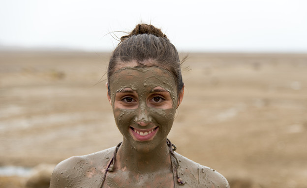 צעירה בים המלח (צילום: Gerardo C.Lerner, Shutterstock)