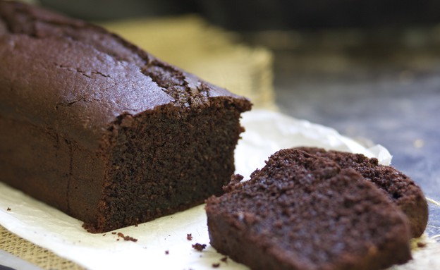 עוגת שוקולד קוקוס בקערה אחת, פרוסה (צילום: קרן אגם, mako אוכל)
