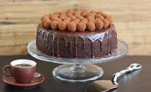 עוגות שוקולד, קוקוס וטראפלס (צילום: ענבל לביא, mako אוכל)