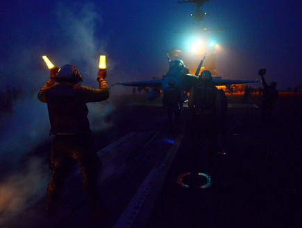 חיל הים האמריקאי בחושך (צילום: US Navy/Mass Communication Specialist 2nd Class Kenneth Abbate)