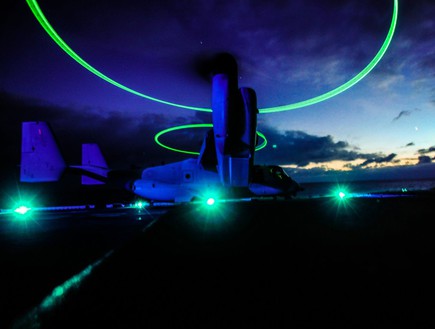 חיל הים האמריקאי בחושך (צילום: US Navy/Mass Communication Specialist 3rd Class Brian Jeffries)