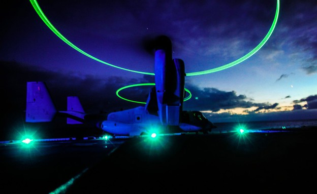חיל הים האמריקאי בחושך (צילום: US Navy/Mass Communication Specialist 3rd Class Brian Jeffries)