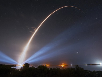 חיל הים האמריקאי בחושך (צילום: US Navy/United Launch Alliance)