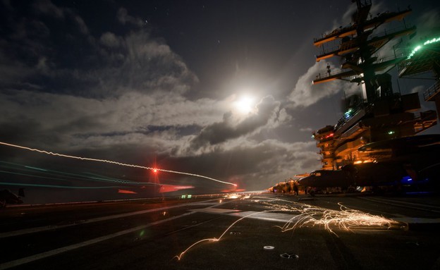 חיל הים האמריקאי בחושך (צילום: US Navy/Mass Communication Specialist 3rd Class J. Alexander Delgado)