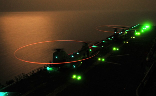חיל הים האמריקאי בחושך (צילום: U.S. Navy photo by Mass Communication Specialist 3rd Class Trevor Welsh)