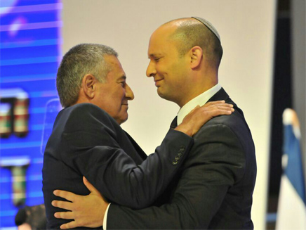 אלמוג ושר החינוך בנט, הערב