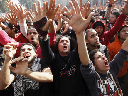 מפגינים בכיכר תחריר במצרים (צילום: רויטרס)