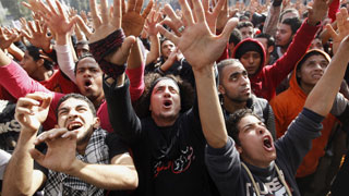 מפגינים בכיכר תחריר במצרים (צילום: רויטרס)