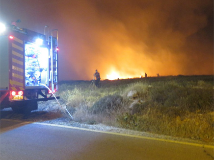 השריפה בנגוהות, הלילה (צילום: דניאל גלעד/TPS)
