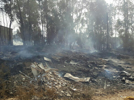 השריפה בבסיס סמוך לכפר יונה (צילום: דוברת כבאות נתניה)