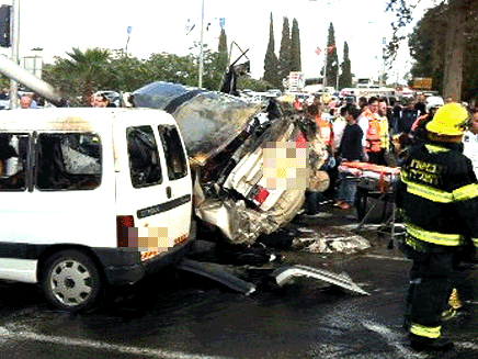 זירת התאונה הקשה (צילום: איחוד הצלה, משה ג'מוס, ירון פרג'ין)