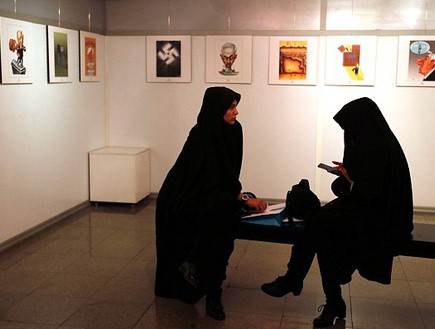 תערוכת קריקטורות על השואה באיראן (צילום: ATTA KENARE, GettyImages IL)