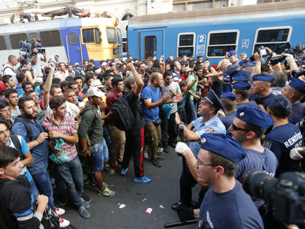 פליטים בהונגריה, השנה (צילום: רויטרס)