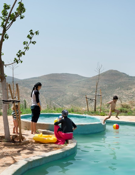 הבריכה בכניסה למאחז (צילום: יונתן בלום)