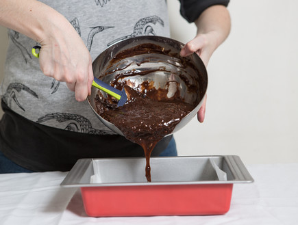 עוגת פעמיים שוקולד - מעבירים לתבנית (צילום: דרור עינב, mako אוכל)