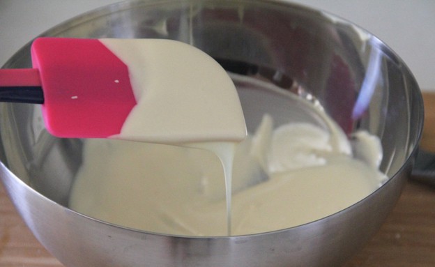 עוגת פעמיים שוקולד - שוקולד לבן מומס עוגת פעמיים שוקולד - שוקולד לבן מומס