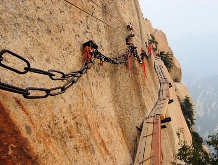 מסלול מסוכן על הר הואה בסין (צילום: flocu, Shutterstock)